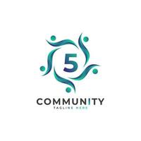 logo de la communauté numéro 5 reliant les gens. forme géométrique colorée. élément de modèle de conception de logo vectoriel plat.