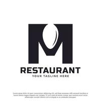 logo du restaurant. lettre initiale m avec fourchette à cuillère pour le modèle de conception d'icône de logo de restaurant vecteur