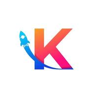 lettre initiale k avec symbole d'icône de logo de fusée. bon pour les logos d'entreprise, de voyage, de démarrage et de logistique vecteur