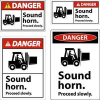 Avertisseur sonore de danger procéder lentement signe sur fond blanc vecteur