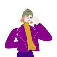 fille élégante dans un chapeau à la mode et une veste en cuir à la taille. jeune femme rousse aux cheveux courts en pull moutarde avec des lunettes bleues modernes. illustration de stock de vecteur isolée dans le style de dessin animé.