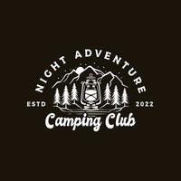 logo et insigne de camping de nuit aventure vecteur