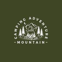 logo et insigne de camping de nuit aventure dans la forêt de montagne vecteur