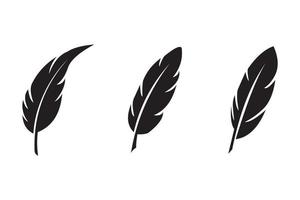 silhouettes noires de plumes d'oiseaux. collection de plumes. vecteur isolé sur blanc