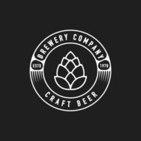 brasserie d'emblème d'insigne d'étiquette rétro vintage avec houblon, inspiration de conception de logo minimaliste de bière artisanale vecteur