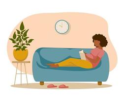 une femme enceinte avec un gros ventre est assise sur le canapé et lit un livre. conception plate. illustration vectorielle. vecteur