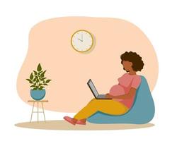 jolie femme enceinte travaillant à domicile avec un ordinateur portable tout en étant assise sur une chaise de sac. indépendant, concept de coworking. illustration vectorielle. conception plate. vecteur