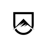 montagne avec création de logo de bouclier vecteur