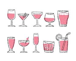 divers verres à boire avec boisson rose