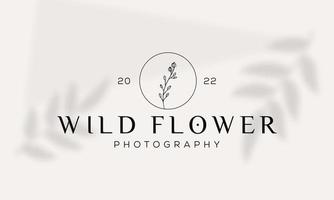 logo dessiné à la main d'élément floral botanique avec fleur et feuilles sauvages. logo pour spa et salon de beauté, boutique, magasin bio, mariage, designer floral, intérieur, photographie, cosmétique. vecteur