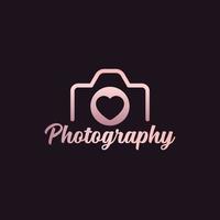 création de logo de photographie avec appareil photo et un coeur vecteur