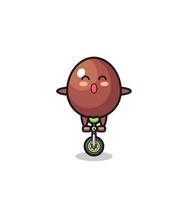 le mignon personnage d'oeuf en chocolat fait du vélo de cirque