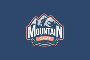 modèle de logo vectoriel de camp de montagne