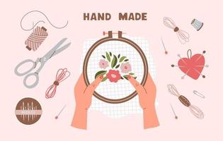 mains féminines tenant un cerceau de broderie avec broderie florale. ensemble d'outils dessinés à la main de vecteur à la mode pour la broderie. tous les objets isolés