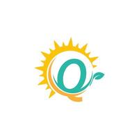 logo icône lettre q avec feuille combinée avec un design soleil vecteur