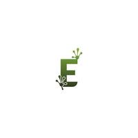 lettre e logo design grenouille empreintes concept icône vecteur