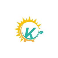 logo icône lettre k avec feuille combinée avec un design soleil vecteur