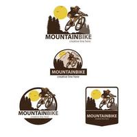 jeu de logo de vélo de montagne vecteur