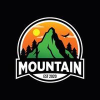 modèles de logo d'aventure en montagne vecteur