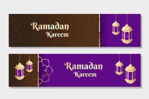 mois sacré islamique du jeûne, conception de bannières web ramadan kareem avec des lanternes dorées sur fond violet et marron. vecteur