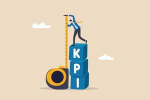 kpi, mesure des indicateurs de performance clés pour évaluer le succès ou atteindre l'objectif, la métrique ou les données pour examiner et améliorer le concept d'entreprise, homme d'affaires debout au-dessus de la boîte de kpi mesurant les performances.