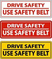 conduire en toute sécurité utiliser le signe de l'étiquette de la ceinture de sécurité sur fond blanc vecteur