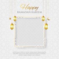 publication de médias sociaux de luxe doré ramadan kareem avec motif de style arabe et espace de copie pour la photo vecteur