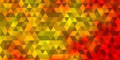 modèle vectoriel rouge et jaune clair avec des cristaux, des triangles.