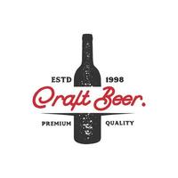 pub de bière artisanale texturé, brasserie, création de logo de bar avec bouteille et silhouette sunrburst. étiquette de vecteur, emblème, typographie.