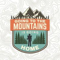 aller à la montagne, c'est rentrer chez soi. vecteur. concept pour chemise ou badge, superposition, tee-shirt patch. conception de typographie vintage avec randonneur, montagnes et silhouette de forêt. symbole d'aventure en plein air vecteur