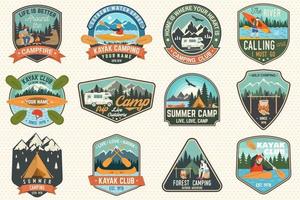 ensemble de badges de camp d'été, de club de canoë et de kayak. vecteur. concept de patch. design rétro avec silhouette de camping, montagne, rivière, amérindien et kayakiste. patchs de kayak de sports nautiques extrêmes vecteur