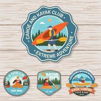 ensemble de vecteur de badges de club de canoë et de kayak. concept pour patch, chemise, timbre ou tee. design vintage avec silhouette de montagne, rivière, forêt et kayakiste. patchs de kayak de sports nautiques extrêmes