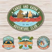 ensemble de vecteur de badges de club de canoë et de kayak. concept pour patch, chemise, timbre ou tee. design vintage avec silhouette de montagne, rivière, amérindien et kayakiste. patchs de kayak de sports nautiques extrêmes