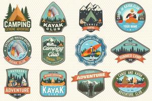 ensemble de badges de camp d'été, de club de canoë et de kayak. vecteur. concept de patch. design rétro avec silhouette de camping, montagne, rivière, amérindien et kayakiste. patchs de kayak de sports nautiques extrêmes vecteur