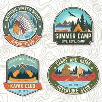 ensemble de vecteur de badges de club de canoë et de kayak. concept pour patch, impression, timbre ou tee. design vintage avec silhouette de montagne, rivière, amérindien et kayakiste. patchs de kayak de sports nautiques extrêmes