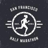 logo vintage semi-marathon, badge, t-shirt imprimé avec fille en cours d'exécution, illustration vectorielle