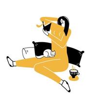 jolie femme en pyjama lisant un livre sur son lit confortablement avec thé et chat. concept d'amateur de livre avec une fille assise sur des oreillers. femme se concentrant sur le livre dans les mains. doodle illustration vectorielle dessinés à la main.