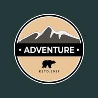 Insigne d'aventure en montagne emblème logo conception d'illustration vectorielle vecteur