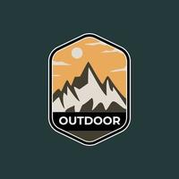 Mountain outdoor badge logo emblème vector illustration design