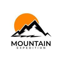 création de logo de montagne vecteur