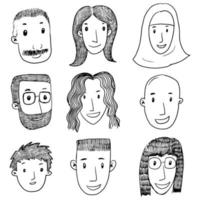 ensemble de visages dessinés à la main mignons et divers isolés sur fond blanc. illustration vectorielle.