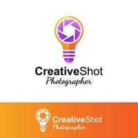 logo de photographe créatif, ampoule avec concept de logo d'appareil photo vecteur