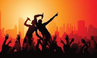 silhouette d'un concert de musique avec des musiciens chantant sur scène et acclamant le public dans la ville et fond de coucher de soleil