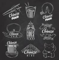 ensemble d'icônes de symboles cuisine chinoise dans un style rétro lettrage nouilles chinoises, chat porte-bonheur, thé chinois, baguettes, biscuits de fortune, boîte à emporter chinoise, dessin stylisé à la craie sur tableau noir