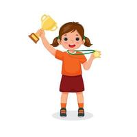 jolie petite fille tenant un trophée de la coupe d'or et une médaille célébrant la compétition sportive gagnante vecteur