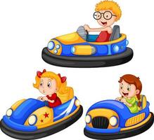 ensemble d'enfants différents conduisant des autos tamponneuses en style cartoon vecteur