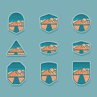 ensemble d'illustrations de badges de montagne adaptés à l'autocollant, à la conception de t-shirts.