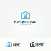 logo de service de plomberie avec maison et goutte d'eau vecteur