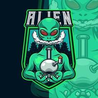 modèle de logo de mascotte de fumeur extraterrestre vecteur