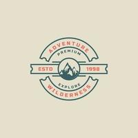 insigne rétro vintage camping et aventure en plein air typographie logo vector design inspiration